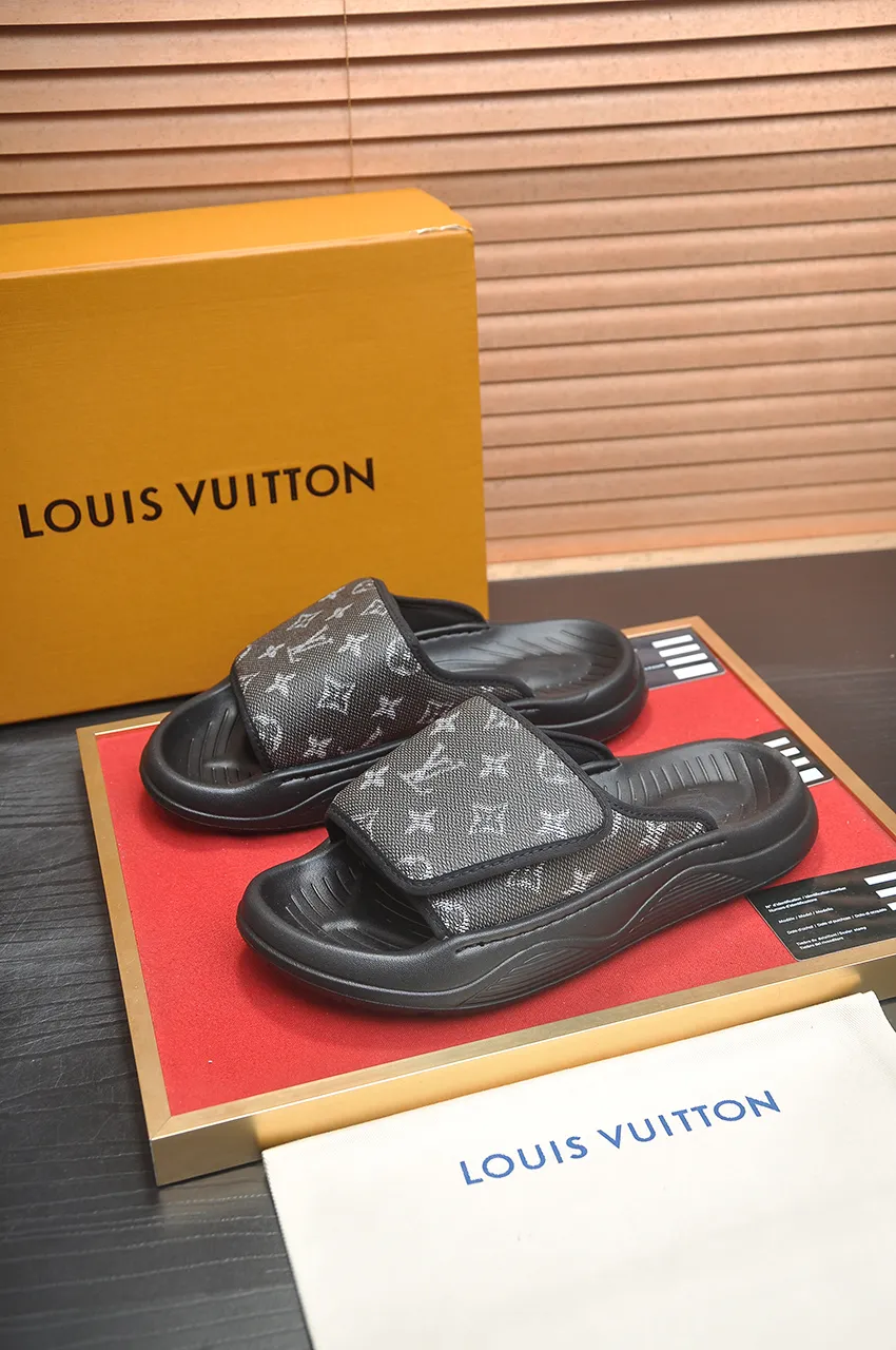Men's men's shoes 💰340💶 [Louis Vuitton LV slippers] (high-end cowhide) counter 1:1 fashion style, a must-have for summer! The designer used LV’s iconic outsole. The original simple slippers instantly become fashionable! The upper is made of flexible special cowhide leather straps alternately, and the workmanship is exquisite! A must-have for stylish men in summer, size 38-45 (45 customized)